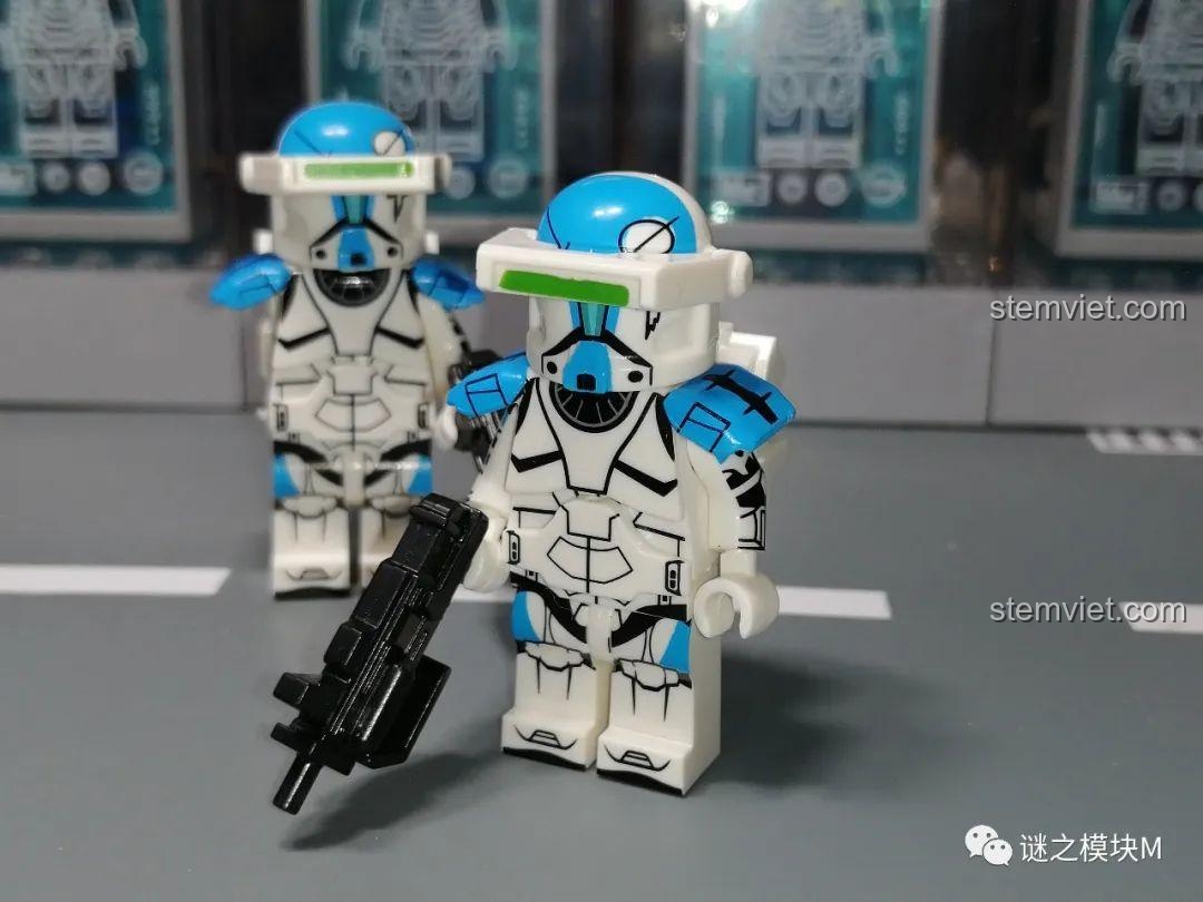 Minifigure Lính Commando Xanh dương XP-372 bị lỗi thiếu một cánh tay, một ví dụ thực tế khi mua đồ chơi lắp ráp.