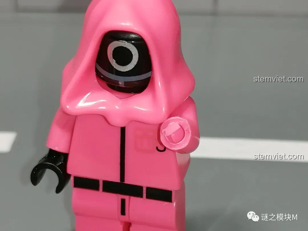 Cận cảnh một lỗi sản xuất trên minifigure lính gác, lỗ cắm ở vai bị nhựa thừa lấp đầy hoàn toàn.