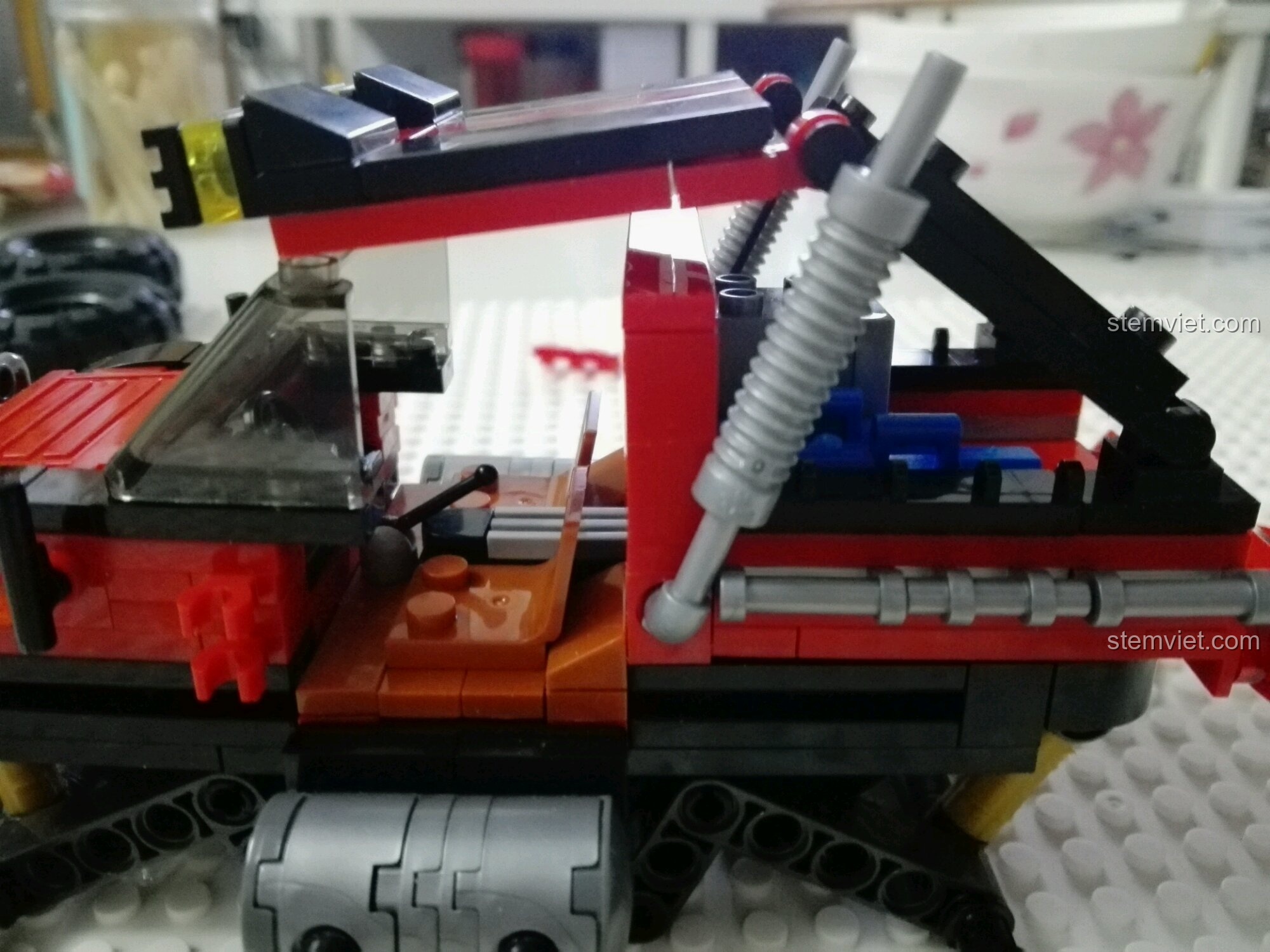 Lỗi thiết kế nghiêm trọng trên mô hình Xe Monster Truck Xingbao, phần mui và đuôi xe không khớp.