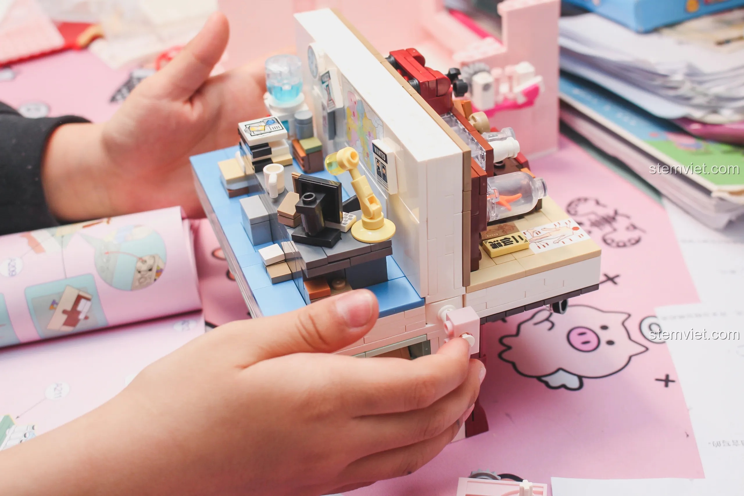 Hai bàn tay đang giữ phần lõi xoay đã hoàn thiện của bộ lắp ghép Thế giới âm nhạc của Châu Kiệt Luân.