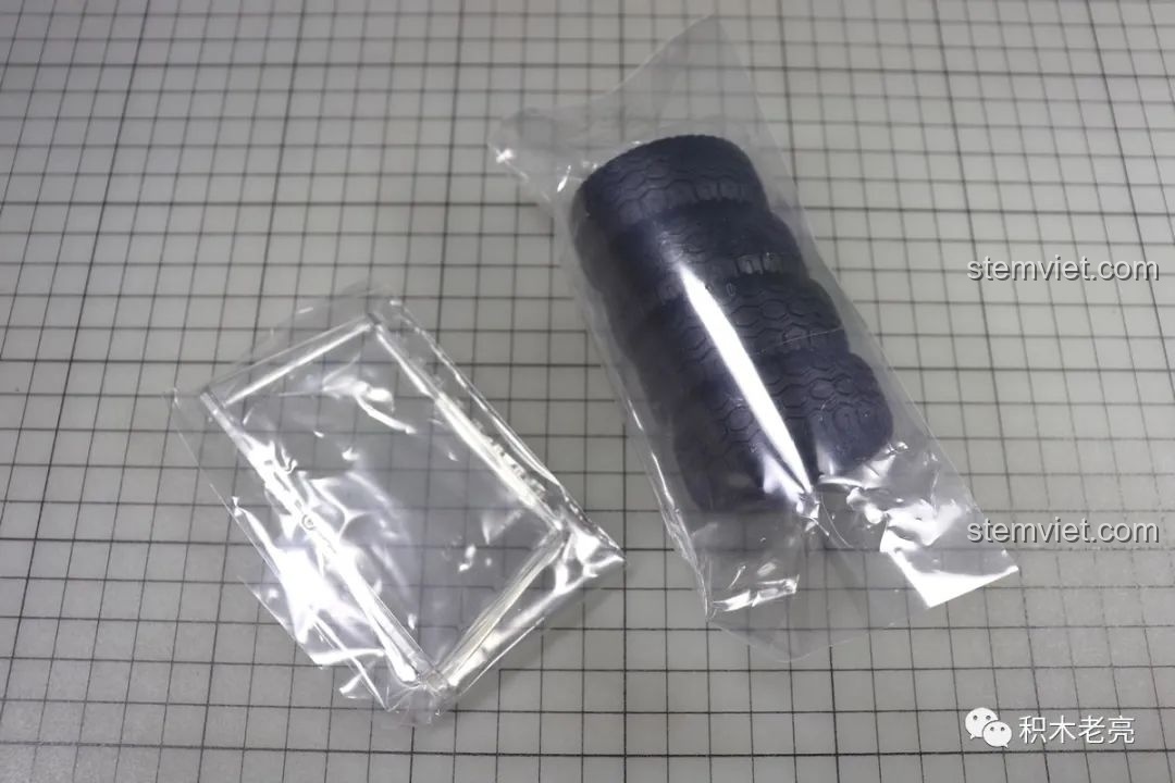 Lốp xe và các mảnh ghép trong suốt (kính chắn gió) của bộ Double Eagle 61020 Nissan GTR R35 được đóng gói riêng biệt trong túi PE.