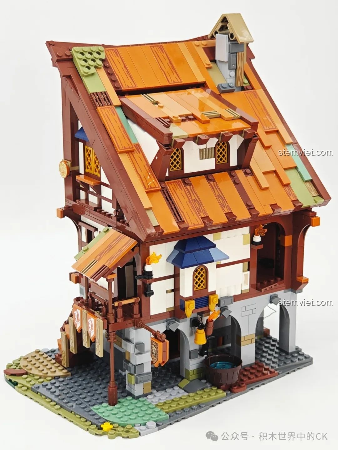 Hoàn thiện phần mái ngói nhiều lớp, nhiều màu sắc cho tòa nhà chính của bộ lắp ráp Khu Chợ Thời Trung Cổ F9015.