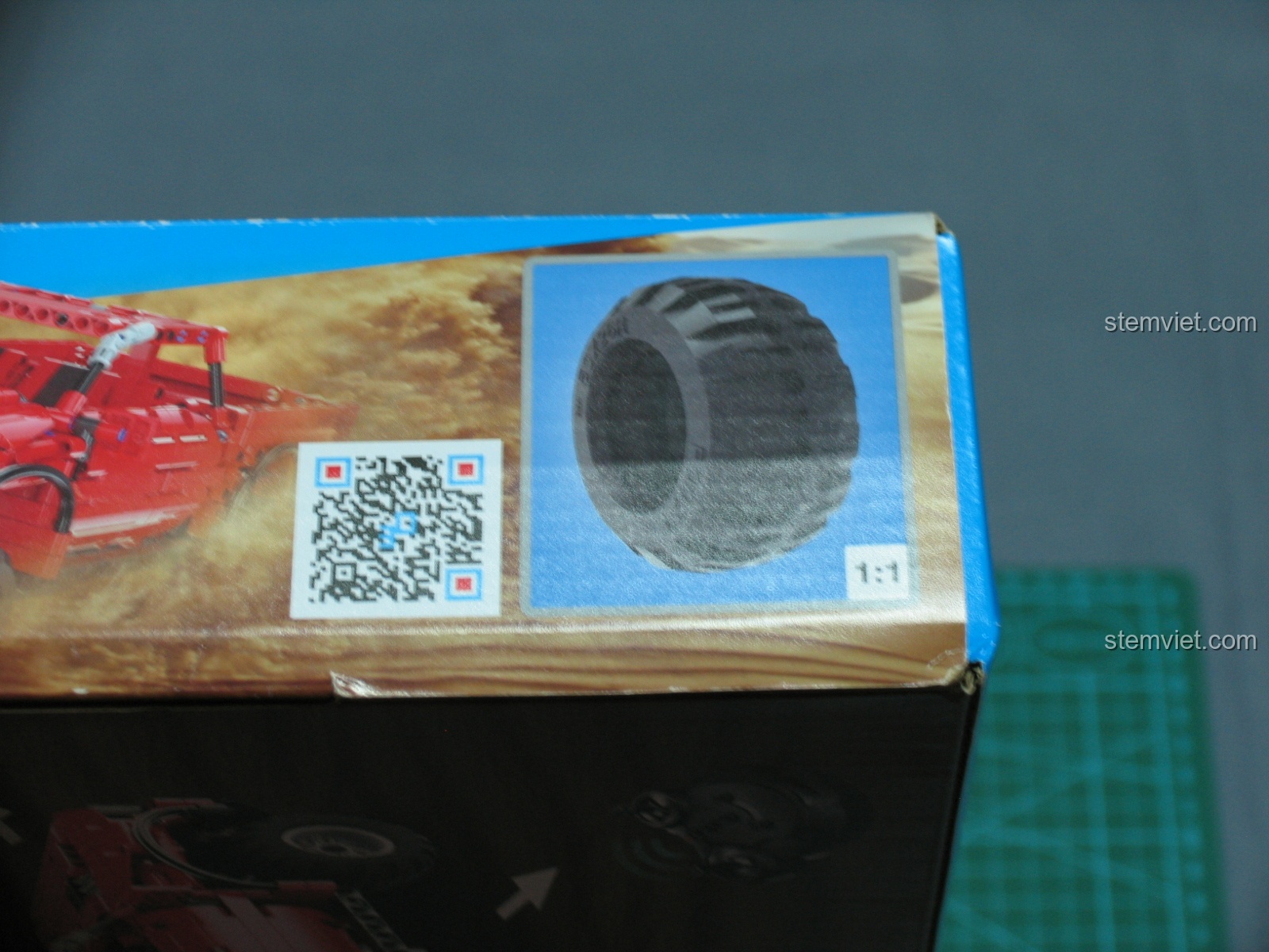 Hình ảnh lốp xe bán tải CaDA C51005 được in theo tỷ lệ 1:1 trên hộp, cho thấy chi tiết gai lốp và kích thước thực tế.