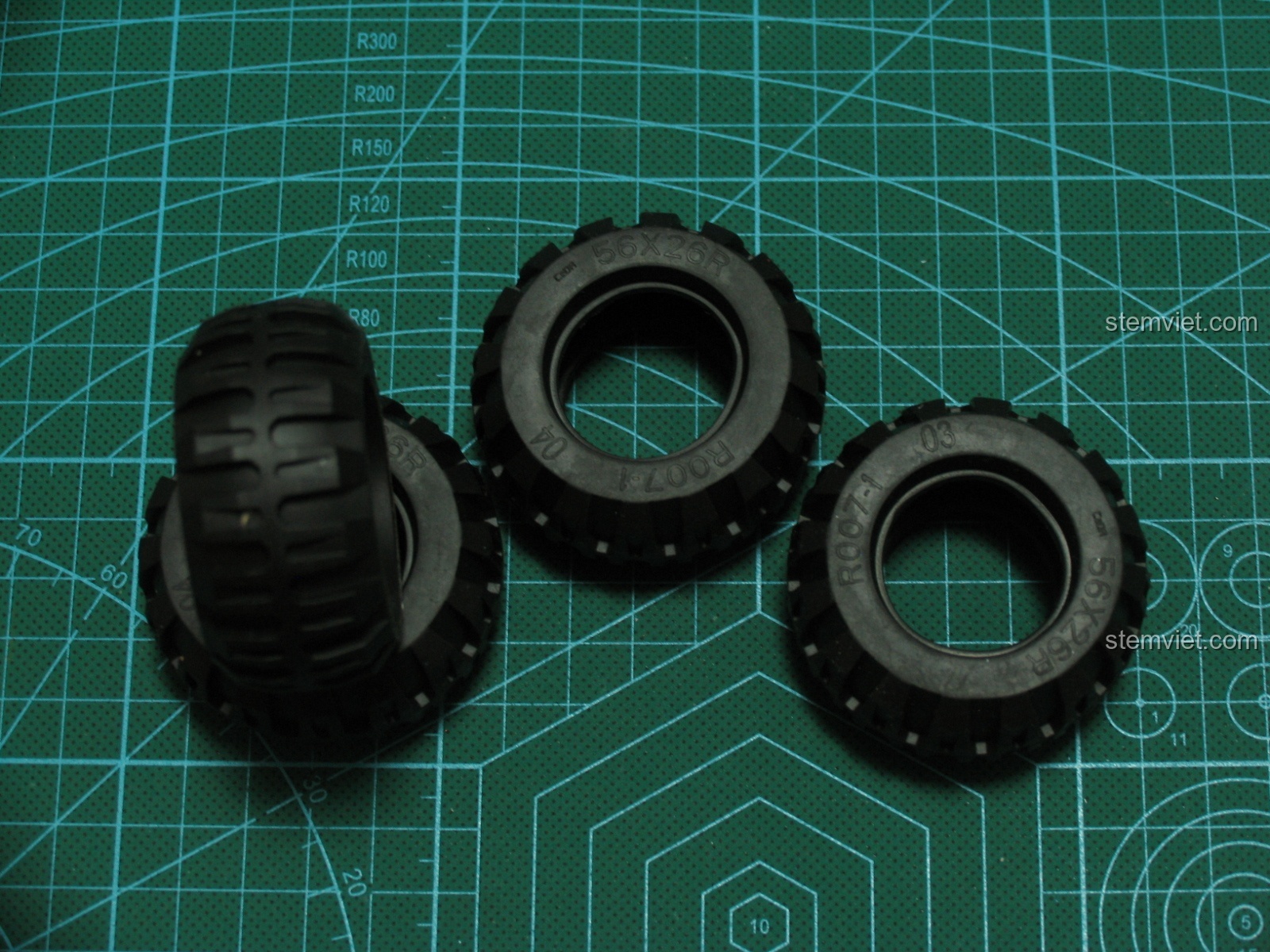 Bốn chiếc lốp cao su chất lượng cao của bộ lắp ráp CaDA C51005 Xe Bán Tải Đỏ, với gai lốp rõ nét và kích thước phù hợp.