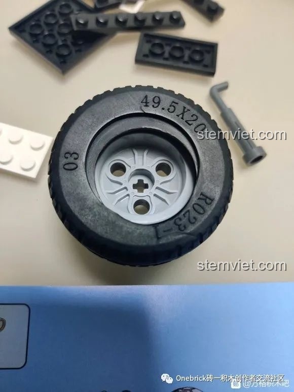 Cận cảnh lốp xe và vành xe của mô hình CaDA C61022 Mazda RX-7 FC3S, chi tiết sắc nét.