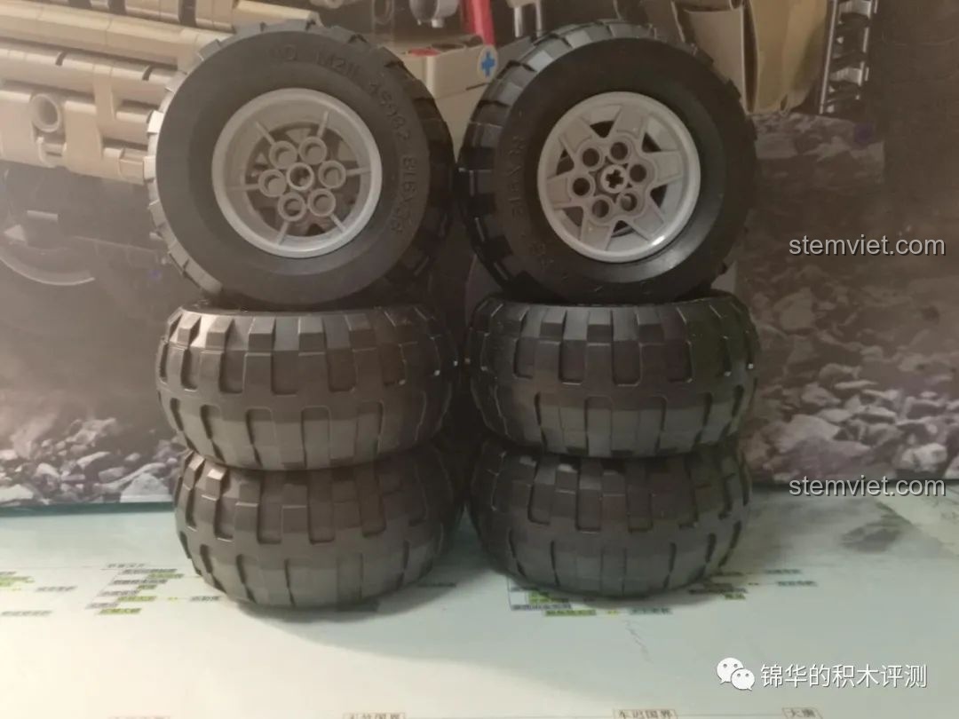 Sáu chiếc lốp xe cao su chất lượng cao của bộ đồ chơi xây dựng Xe chiến đấu Marauder Mould King.