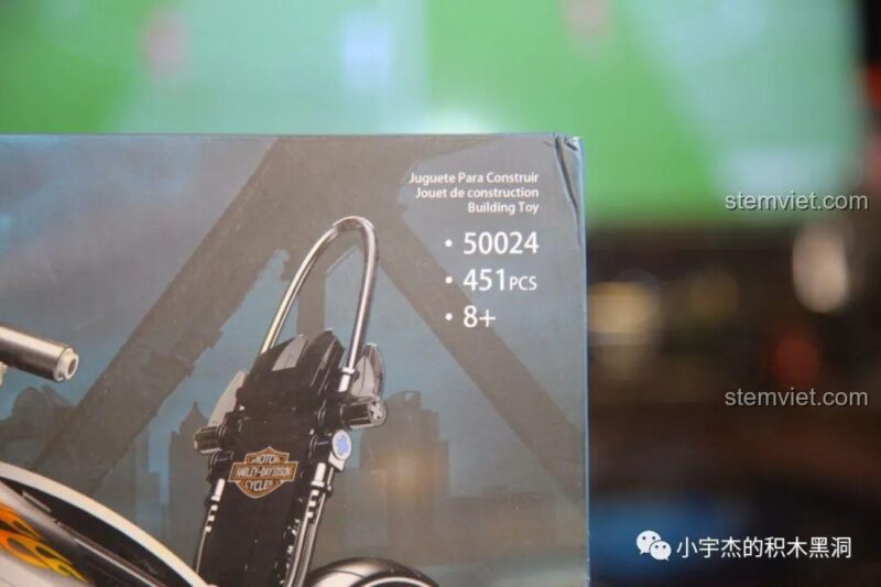 Cận cảnh động cơ V-Twin và hệ thống xích của bộ xếp hình Lucky Star 50024, một món đồ chơi lắp ghép chi tiết.