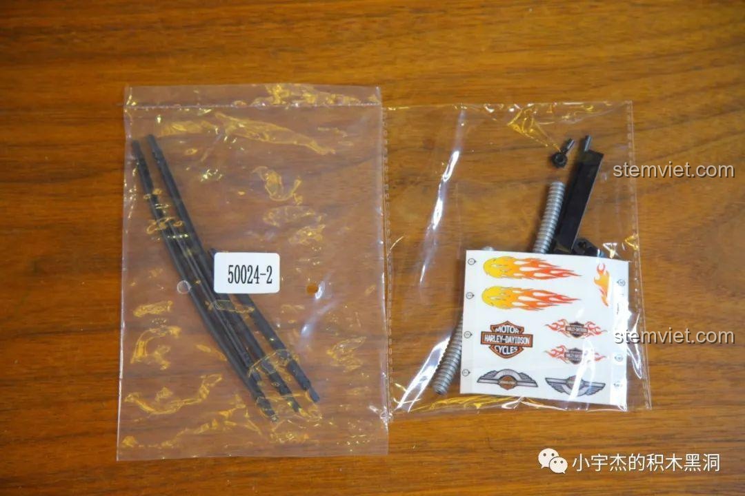 Toàn cảnh mô hình xe máy Harley Knuckle Chopper Lucky Star 50024 từ góc nhìn bên cạnh, khoe trọn bộ khung và các chi tiết cơ khí.