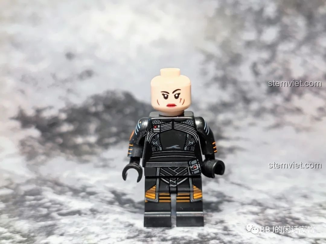 Mặt sau của minifigure Luke Skywalker KORUIT KT1052 Star Wars, cho thấy chi tiết in ấn.