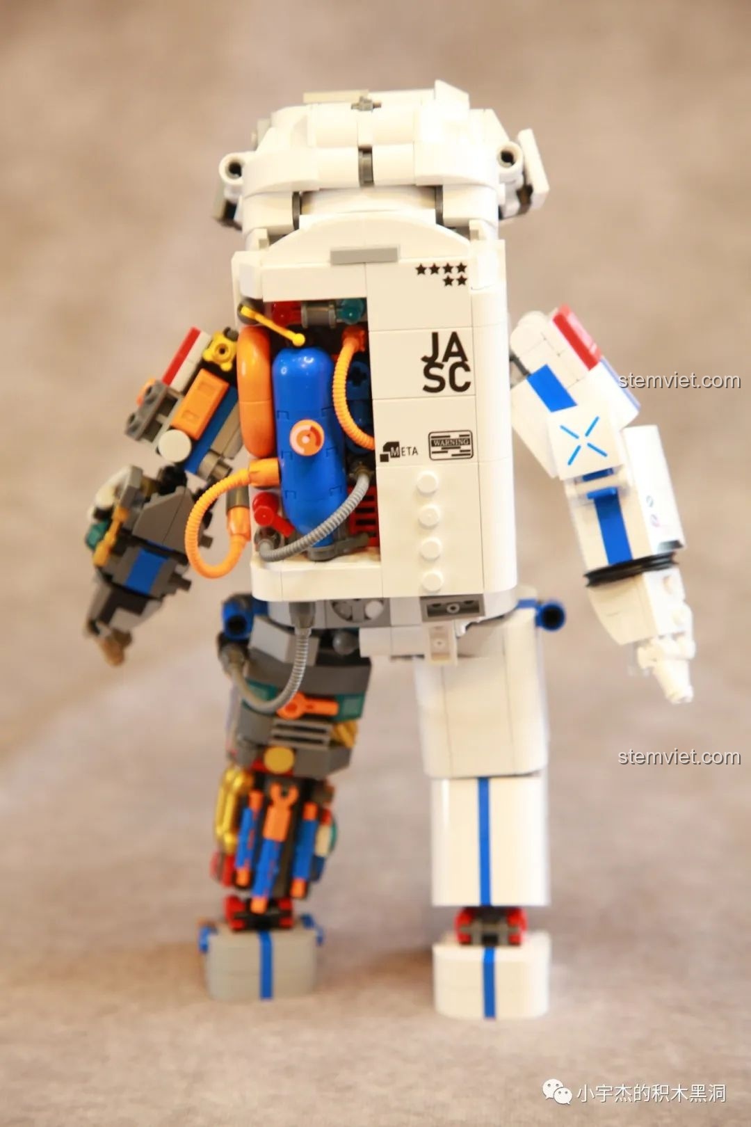 Góc nhìn từ sau-bên phải của mô hình Phi hành gia JK9106, khoe phần lưng và tay cơ khí.