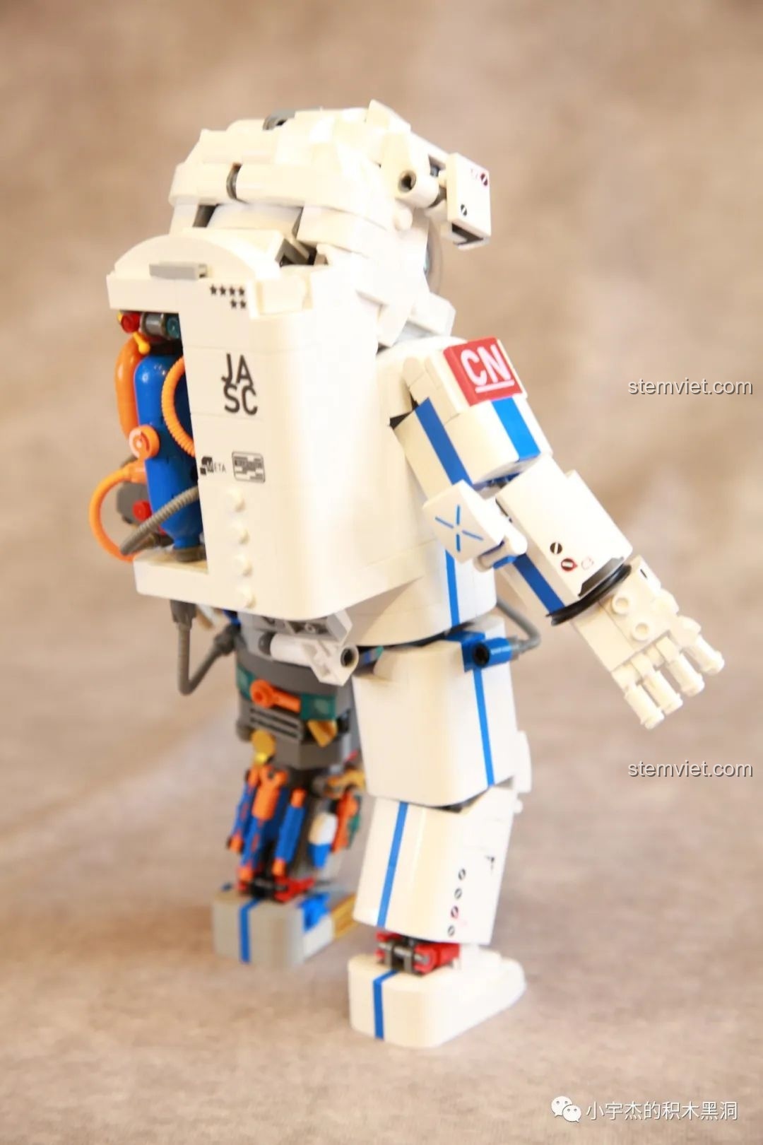 Góc nhìn từ sau-bên trái của mô hình Phi hành gia JK9106, khoe phần vỏ bọc trắng.