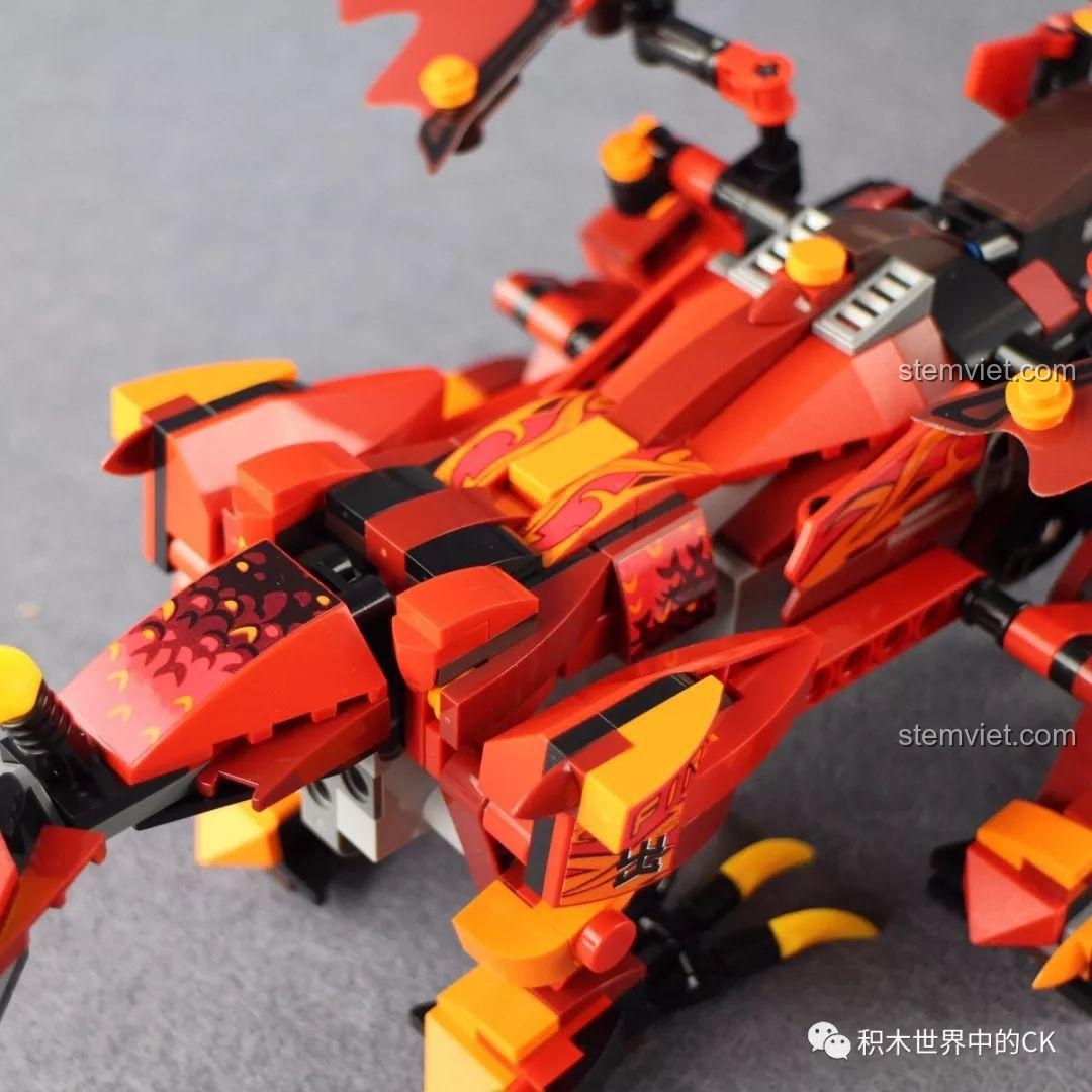 Cận cảnh chi tiết phần lưng của Rồng Lửa Bão Tố Mould King 13019, với nhiều lớp giáp.