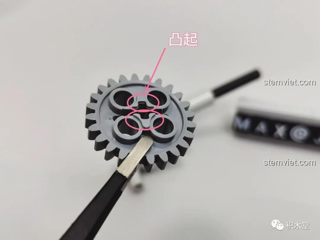 Lưu ý quan trọng khi lắp ráp bánh răng 24 răng của bộ lắp ghép Xe Trộn Bê Tông Tycole T4005, tránh bị kẹt.