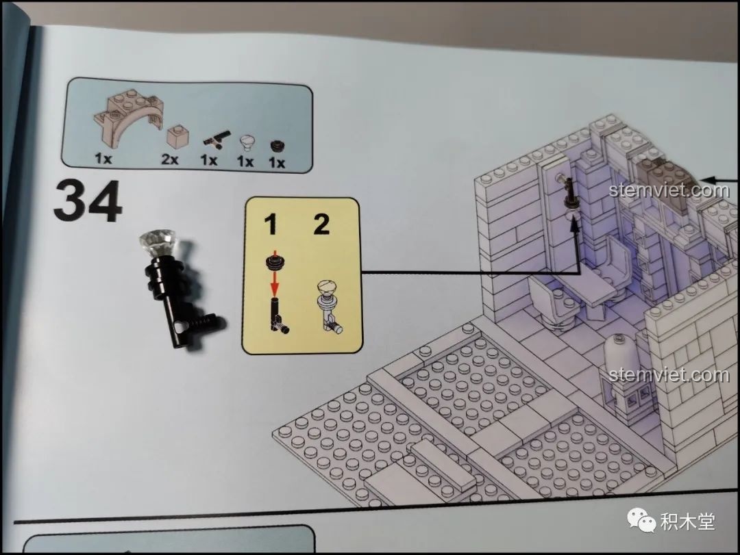 Hướng dẫn lắp ráp chi tiết đèn chùm trong sách hướng dẫn của bộ Leier 10003, một chi tiết cần lưu ý khi lắp.