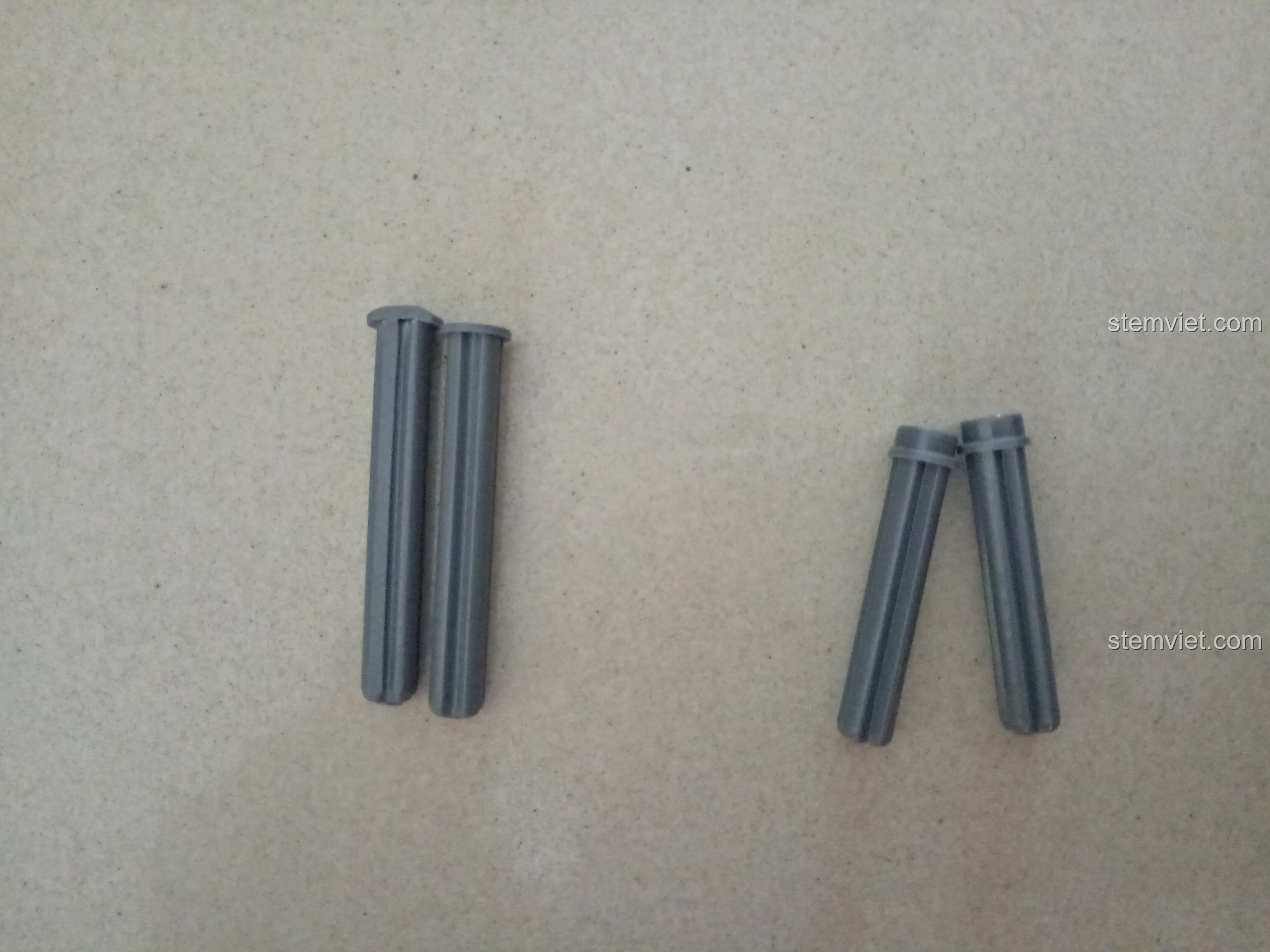 Hai loại chốt trục khác nhau trong bộ xếp hình Xe Cổ Mercedes Benz 300SL XB-03010, cần chú ý để lắp đúng vị trí.