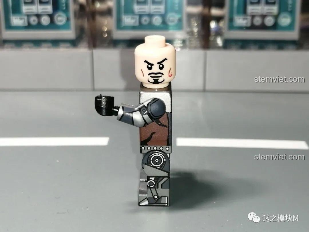 Minifigure Iron Man MK1 nhìn nghiêng, chi tiết in cánh tay của bộ đồ chơi lắp ráp LW Building Blocks 2038