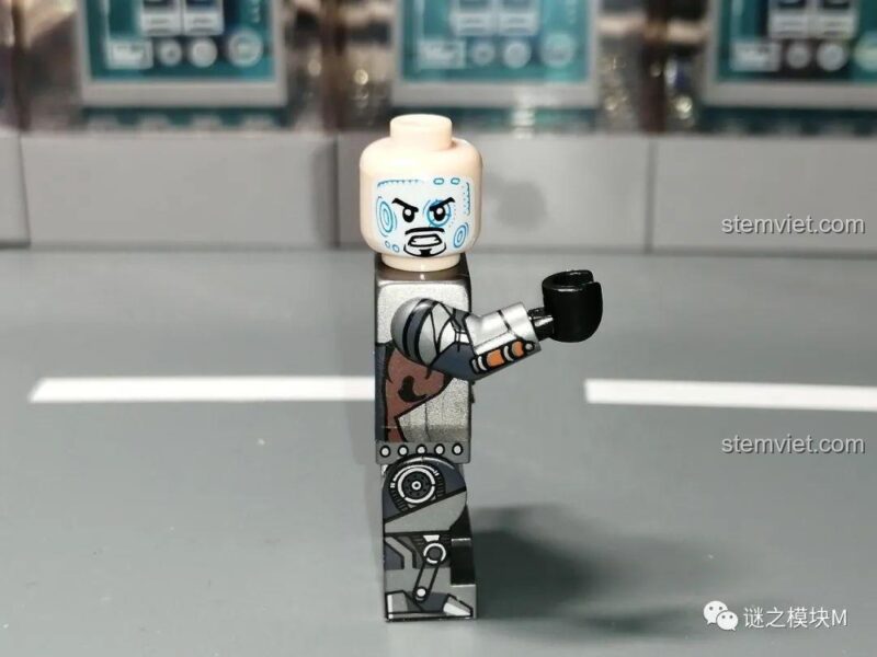 Mặt sau minifigure Iron Man MK1, chi tiết in lưng của bộ đồ chơi mô hình LW Building Blocks 2038 Xe Tải Iron Man Di Động