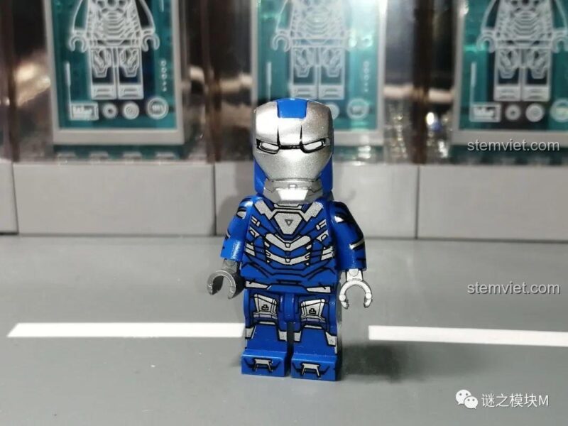 Minifigure Iron Man MK30 màu xanh bạc từ bộ lắp ghép LW Building Blocks 2038 Xe Tải Iron Man Di Động