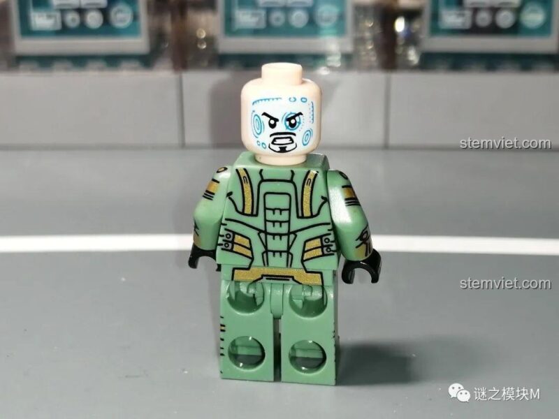 Mặt sau minifigure Iron Man Submersible Armor, chi tiết in lưng của bộ đồ chơi mô hình LW Building Blocks 2038 Xe Tải Iron Man Di Động