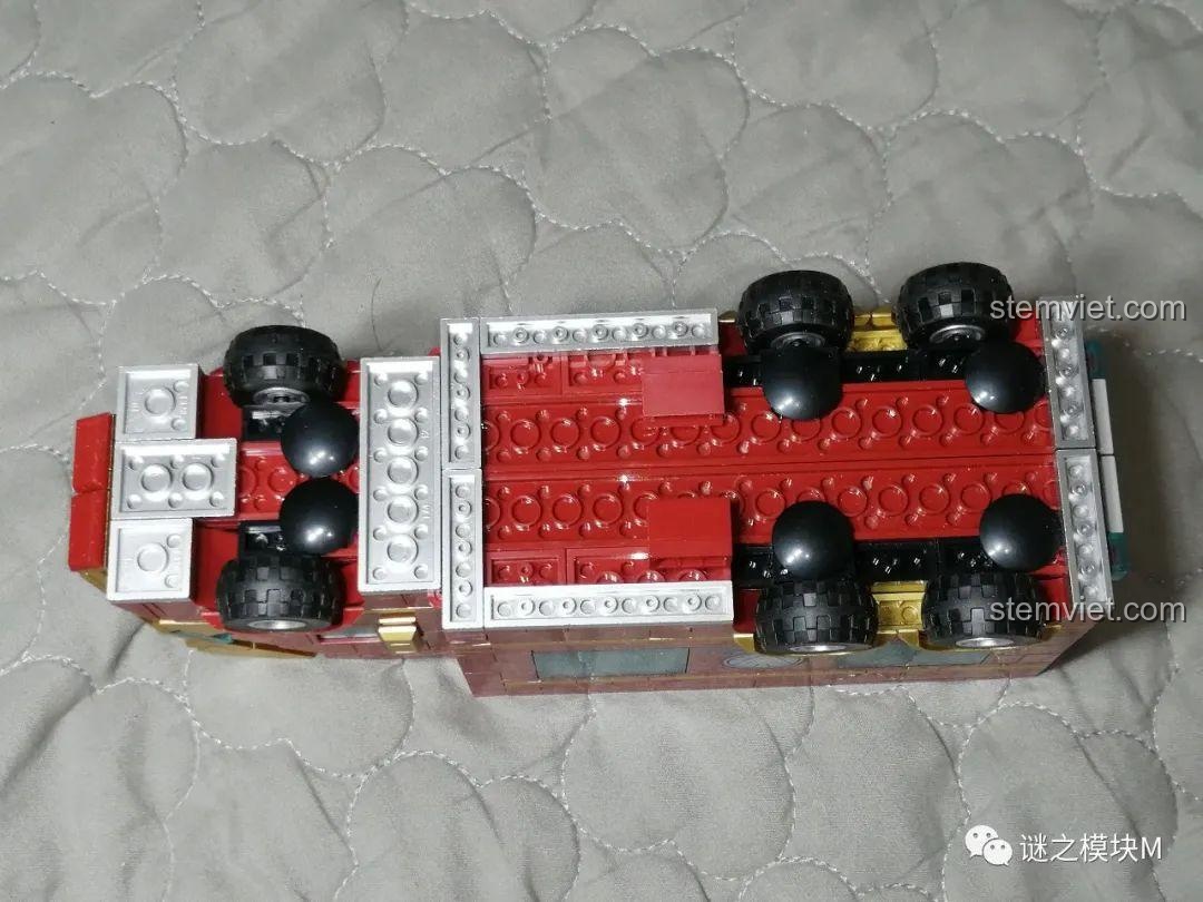 Mặt dưới xe tải Iron Man Di Động LW Building Blocks 2038, thể hiện cấu trúc bánh xe và khung gầm