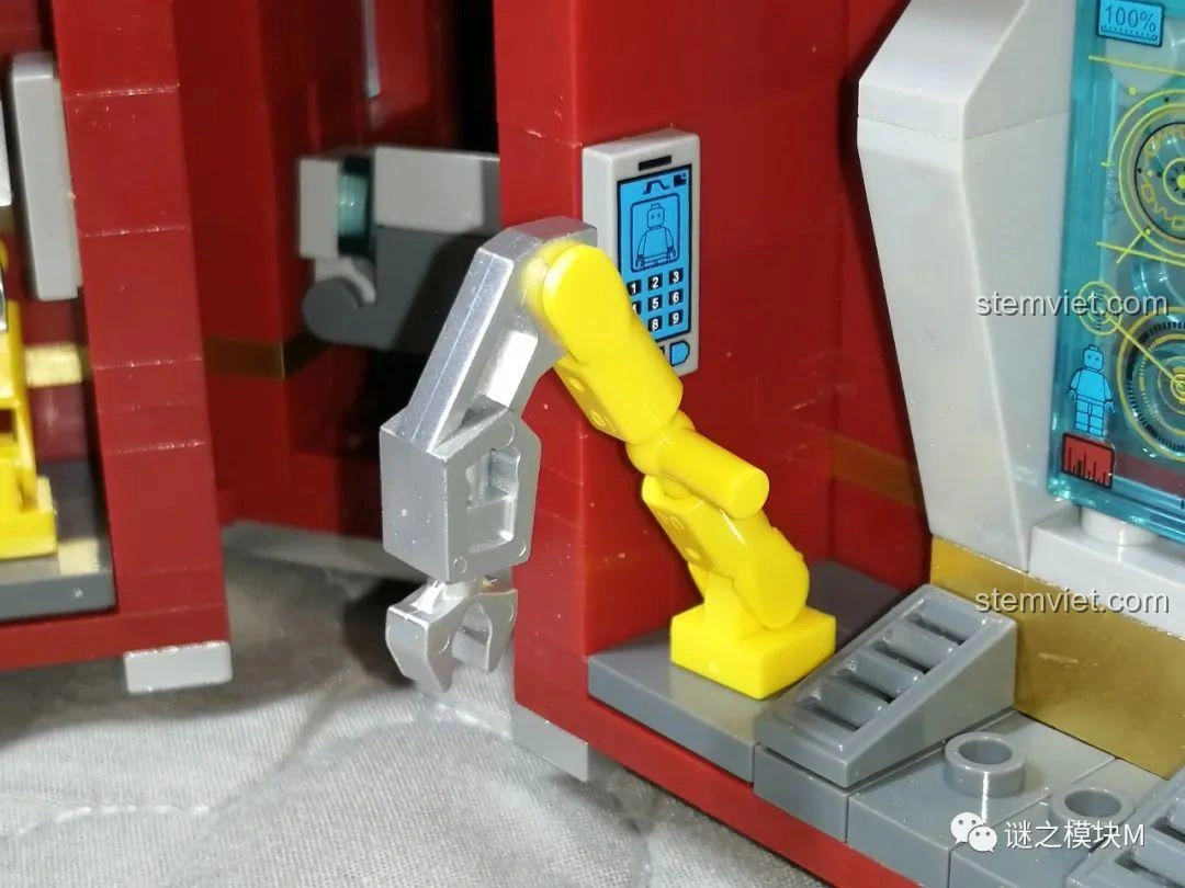 Bảng điều khiển có thể lật ra để trở thành trung tâm điều khiển của nhà kho di động LW Building Blocks 2038.