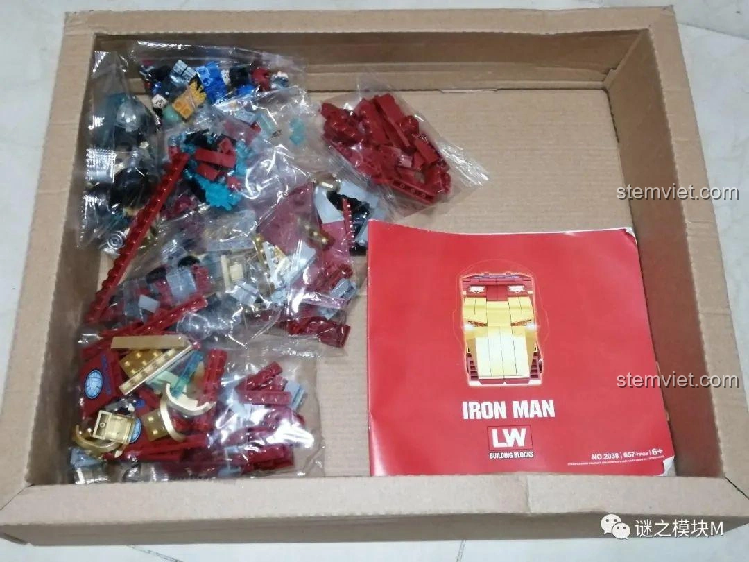 Bên trong hộp bộ lắp ráp LW Building Blocks 2038 Xe Tải Iron Man Di Động với các túi chi tiết và sách hướng dẫn.