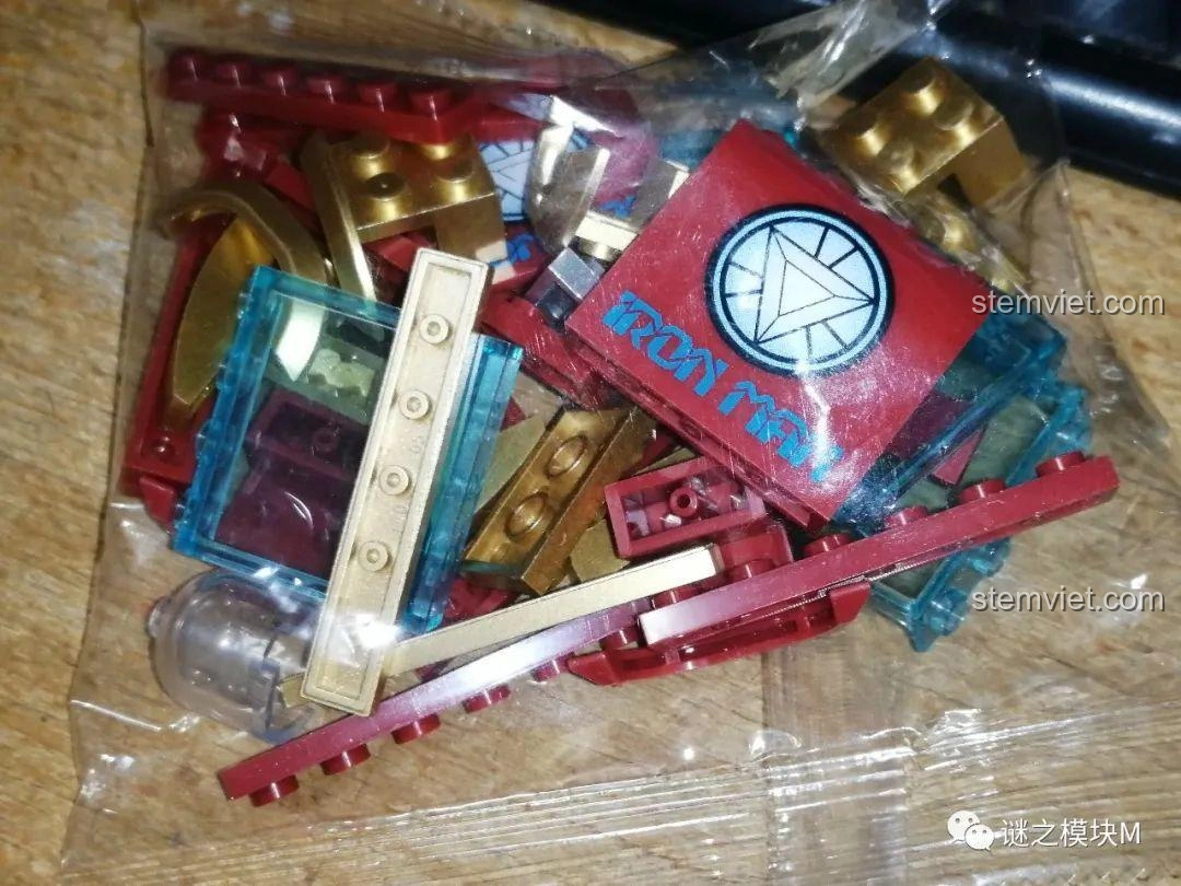 Cận cảnh các chi tiết in ấn của bộ lắp ráp LW Building Blocks 2038 Xe Tải Iron Man Di Động, không có sticker.