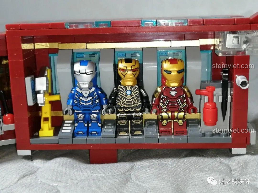 Tính năng đèn LED phát sáng của xe tải Iron Man Di Động LW Building Blocks 2038, làm nổi bật các minifigure.