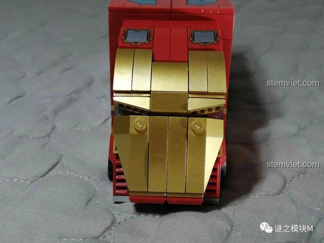 Mặt bên của mô hình xe tải Iron Man Di Động LW Building Blocks 2038, hiển thị các cửa sổ và chi tiết.