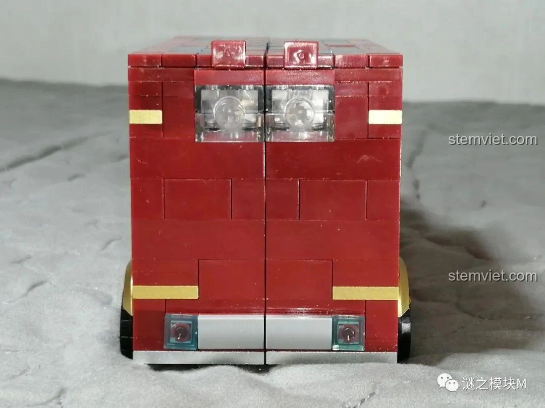 Mặt dưới của mô hình xe tải Iron Man Di Động LW Building Blocks 2038, hiển thị bánh xe và khung gầm.