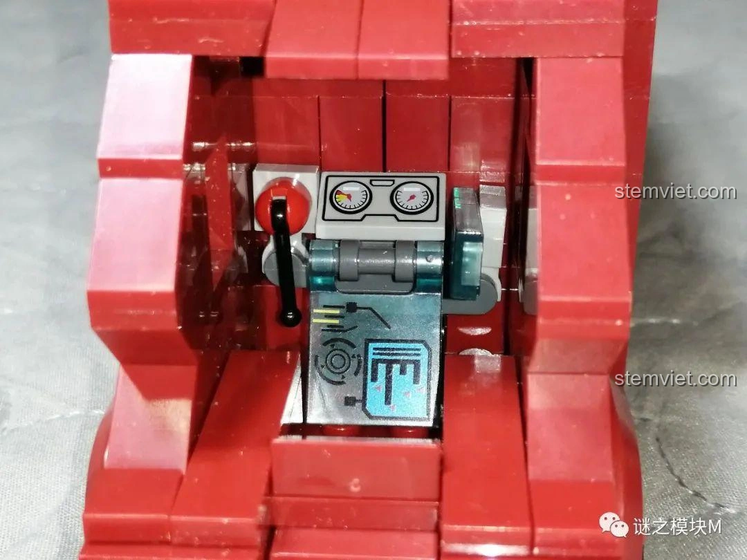 Mặt sau của mô hình xe tải Iron Man Di Động LW Building Blocks 2038, với đèn hậu.