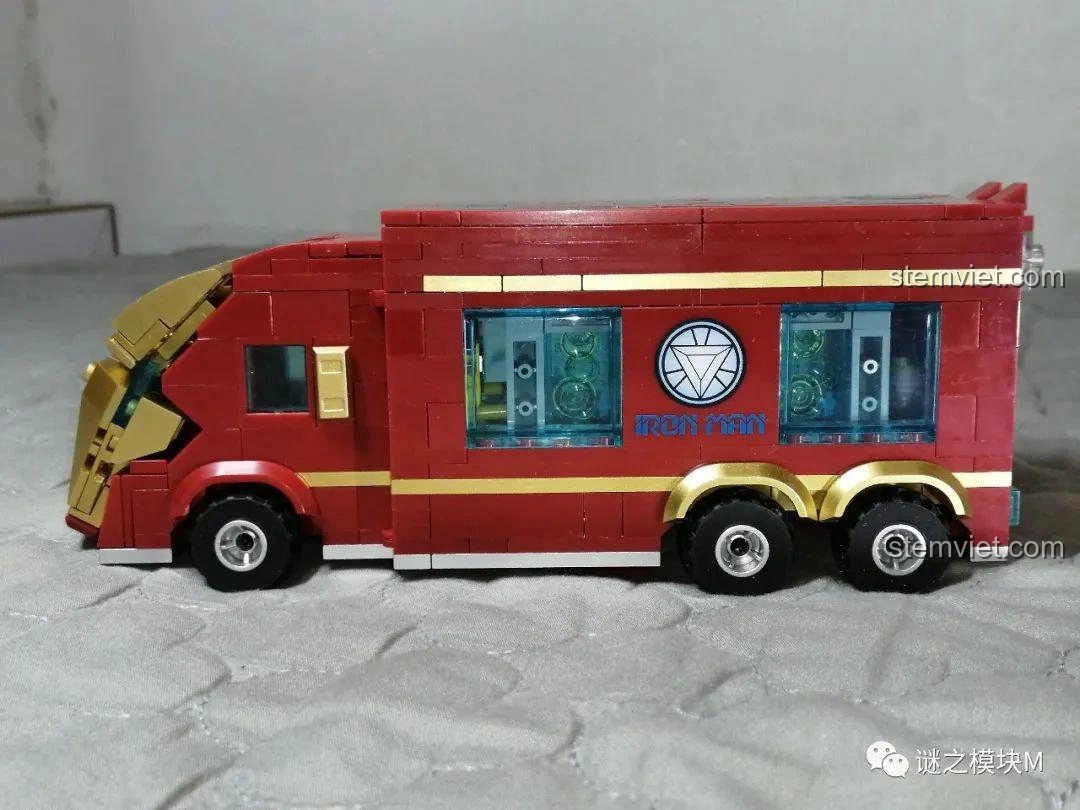 Mặt trên của mô hình xe tải Iron Man Di Động LW Building Blocks 2038, với các chi tiết trong suốt.