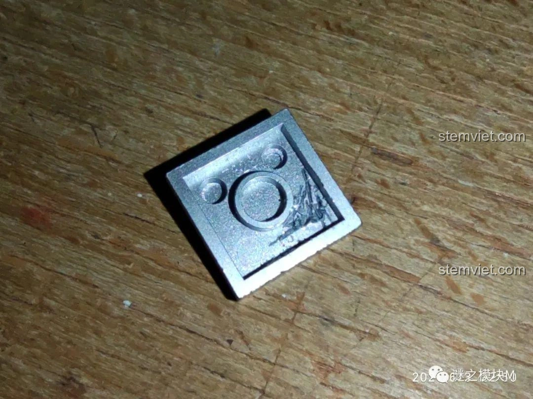 Mặt trước của mô hình xe tải Iron Man Di Động LW Building Blocks 2038, với chi tiết mặt nạ Iron Man.