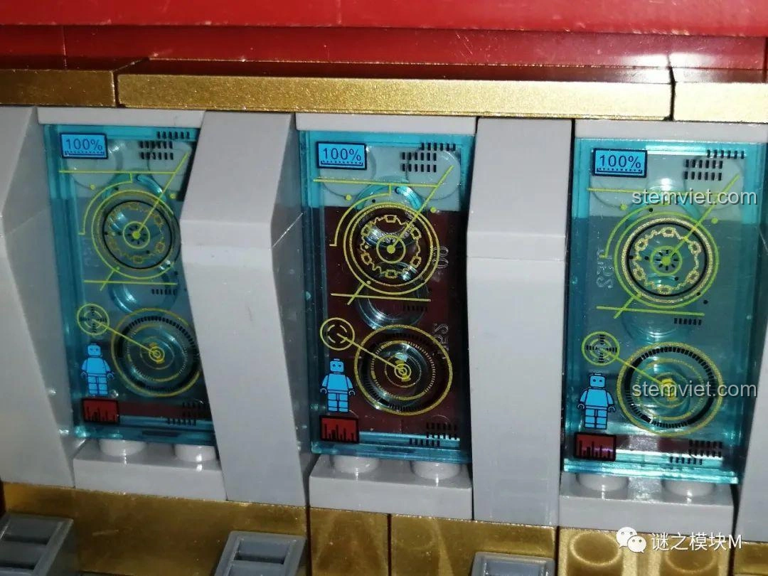 Ba minifigure Iron Man bên trong nhà kho di động của bộ lắp ráp LW Building Blocks 2038.