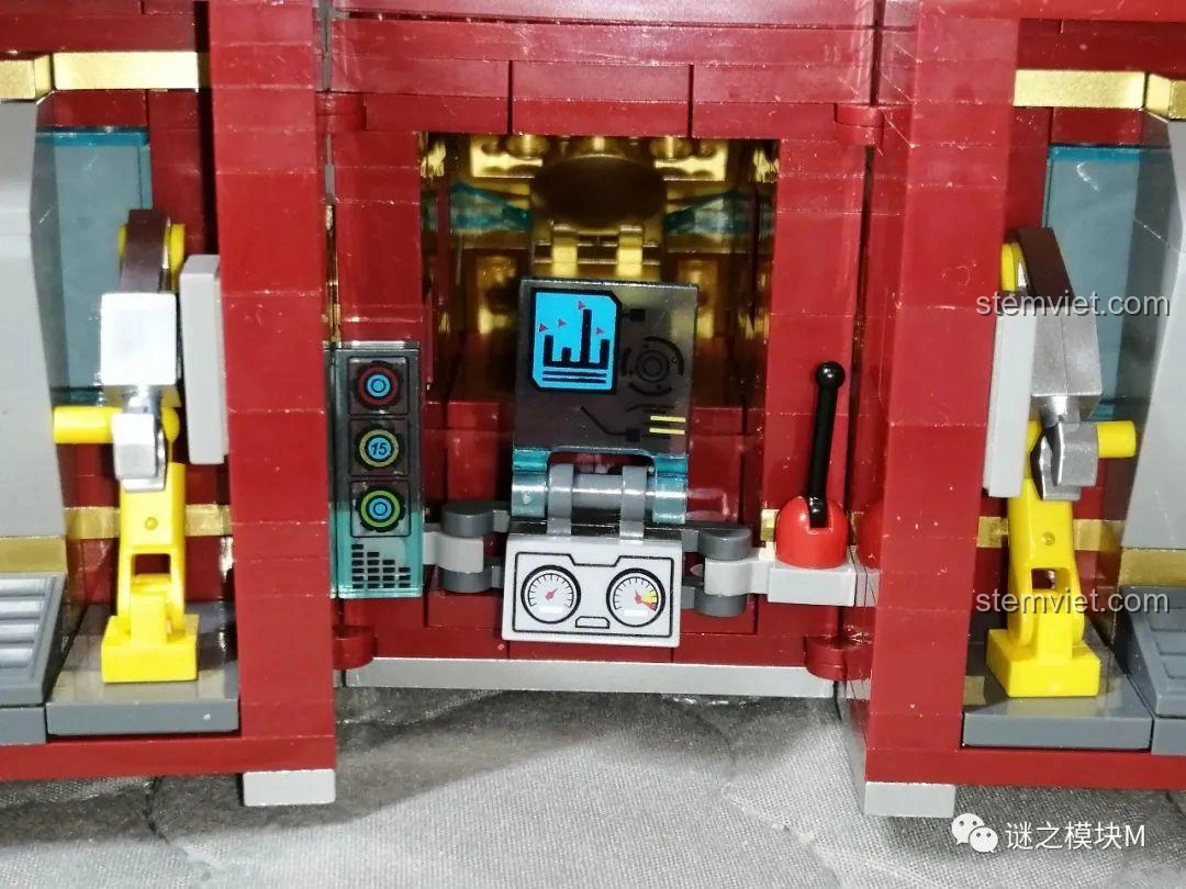 Ba minifigure Iron Man khác bên trong nhà kho di động của bộ lắp ráp LW Building Blocks 2038.