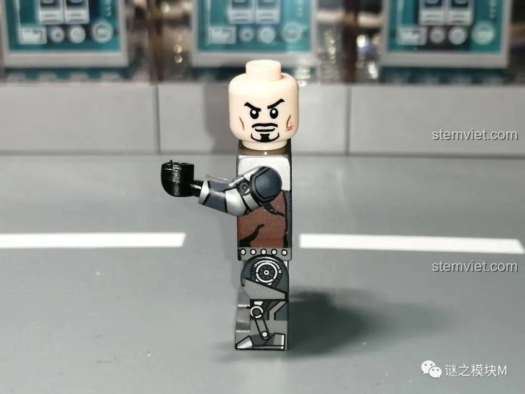 Minifigure Iron Man MK1 từ bộ lắp ráp LW Building Blocks 2038 Xe Tải Iron Man Di Động, nhìn từ bên cạnh.