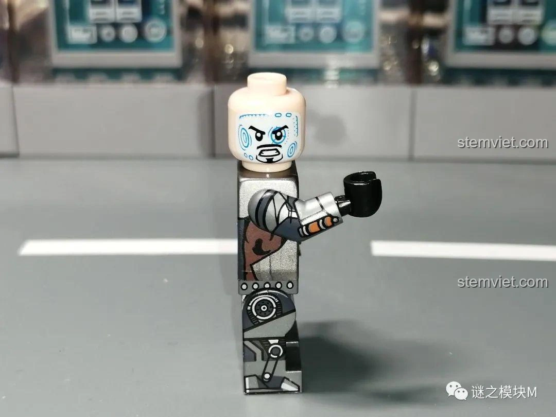 Minifigure Iron Man MK1 từ bộ lắp ráp LW Building Blocks 2038 Xe Tải Iron Man Di Động, nhìn từ phía sau.