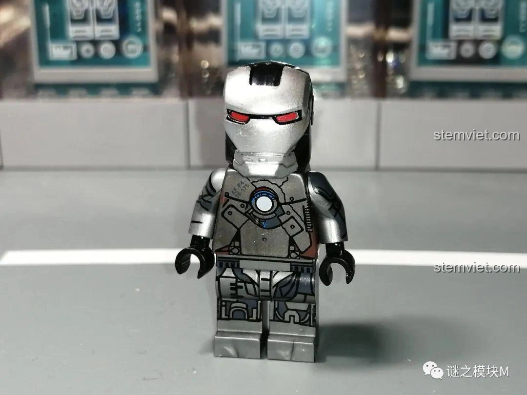 Minifigure Iron Man MK1 từ bộ lắp ráp LW Building Blocks 2038 Xe Tải Iron Man Di Động, với thiết kế cổ điển.