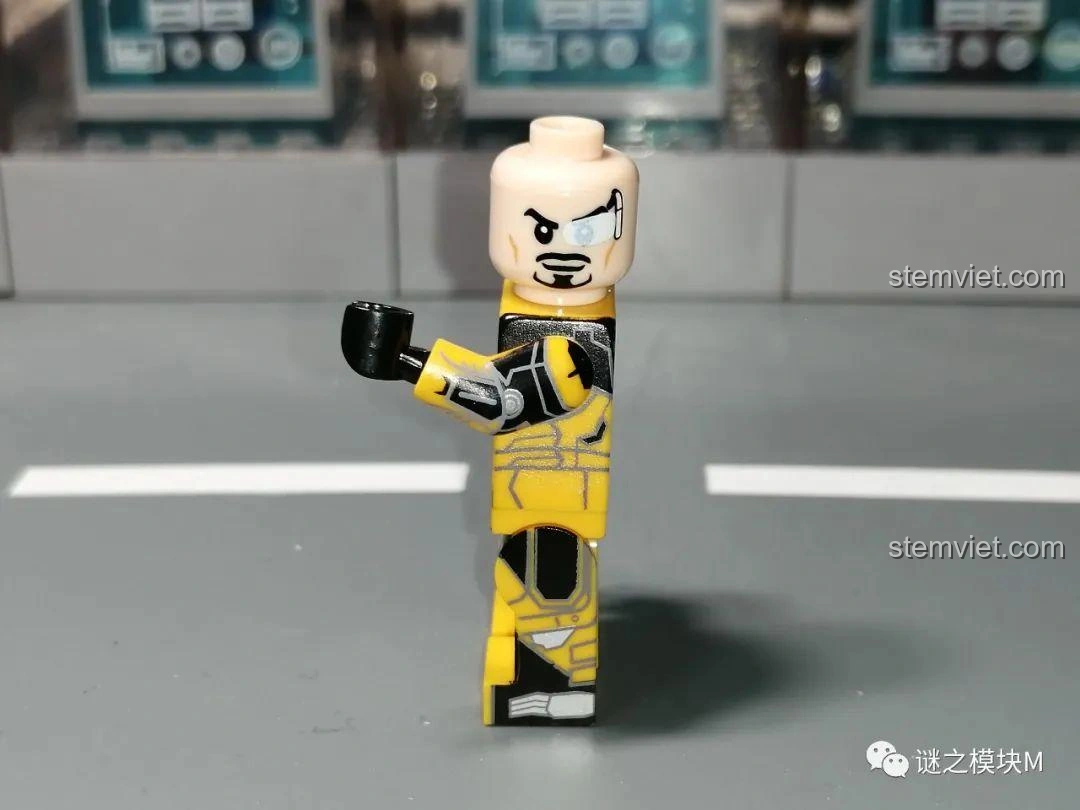 Minifigure Iron Man MK28 từ bộ lắp ráp LW Building Blocks 2038 Xe Tải Iron Man Di Động, nhìn từ bên cạnh.