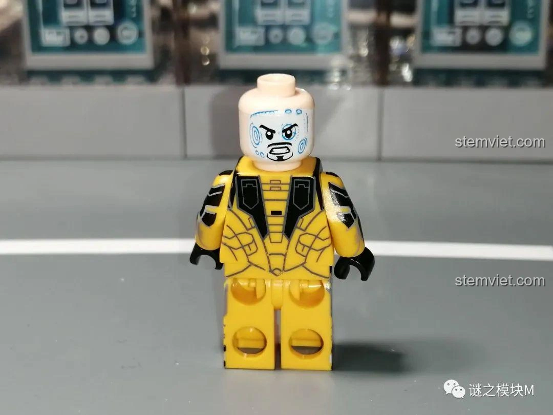 Minifigure Iron Man MK28 từ bộ lắp ráp LW Building Blocks 2038 Xe Tải Iron Man Di Động, nhìn từ phía sau.