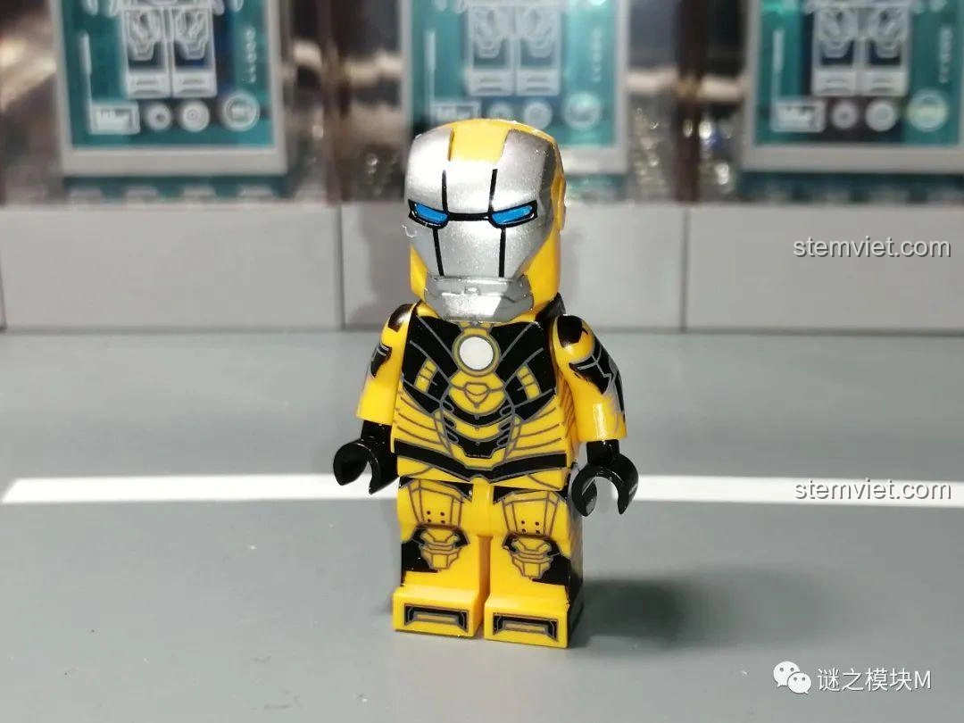 Minifigure Iron Man MK28 từ bộ lắp ráp LW Building Blocks 2038 Xe Tải Iron Man Di Động, với màu vàng và bạc.