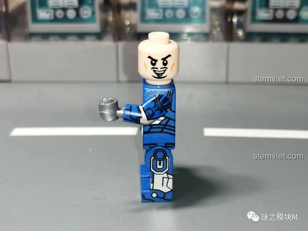 Minifigure Iron Man MK30 từ bộ lắp ráp LW Building Blocks 2038 Xe Tải Iron Man Di Động, nhìn từ bên cạnh.