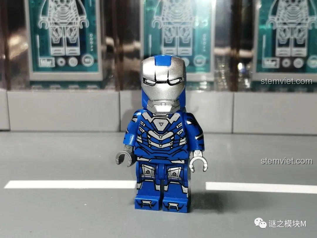Minifigure Iron Man MK30 từ bộ lắp ráp LW Building Blocks 2038 Xe Tải Iron Man Di Động, với màu xanh và bạc nổi bật.