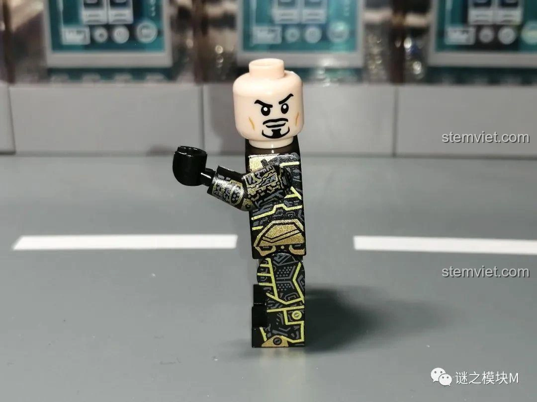 Minifigure Iron Man MK41 từ bộ lắp ráp LW Building Blocks 2038 Xe Tải Iron Man Di Động, nhìn từ bên cạnh.