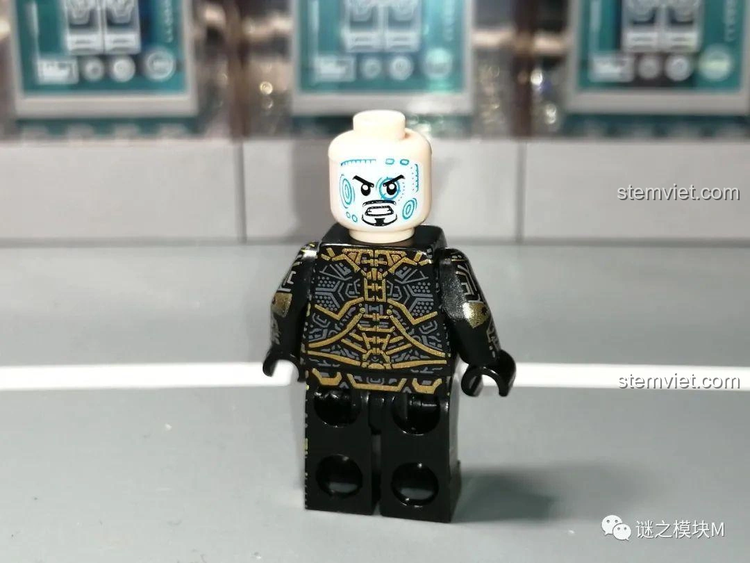 Minifigure Iron Man MK41 từ bộ lắp ráp LW Building Blocks 2038 Xe Tải Iron Man Di Động, nhìn từ phía sau.