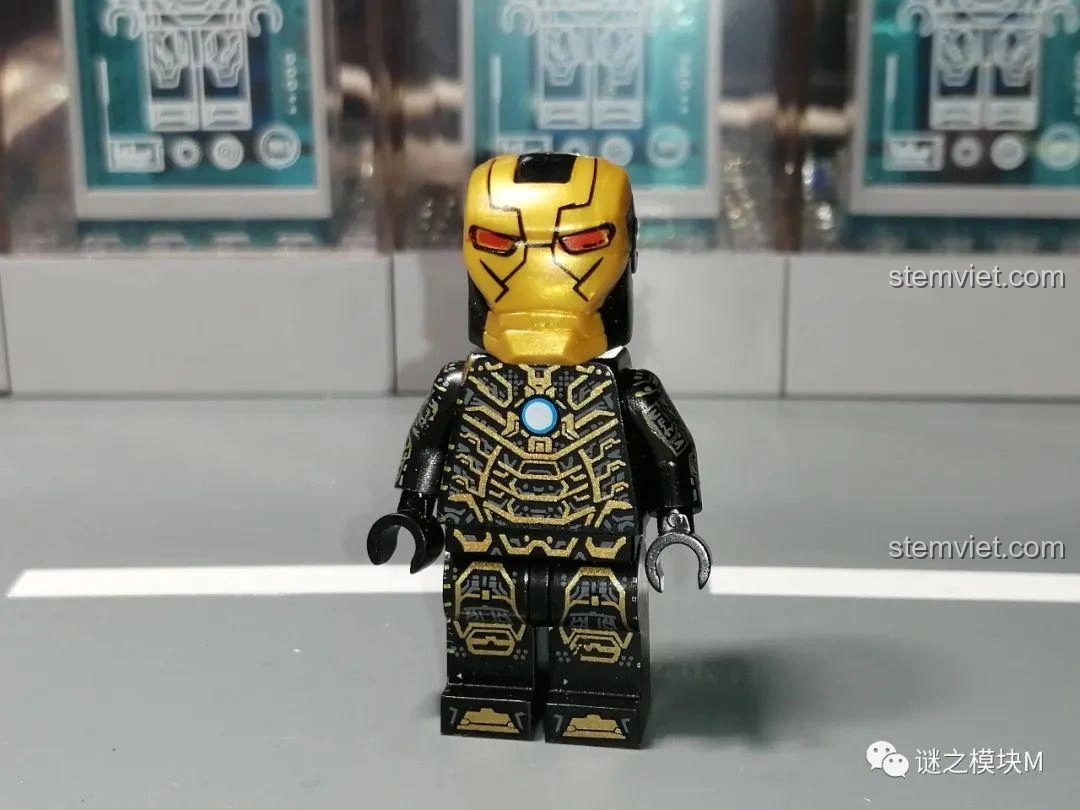 Minifigure Iron Man MK41 từ bộ lắp ráp LW Building Blocks 2038 Xe Tải Iron Man Di Động, với màu đen và vàng.