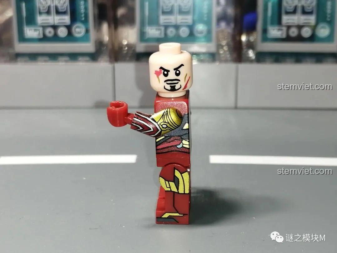 Minifigure Iron Man MK85 từ bộ lắp ráp LW Building Blocks 2038 Xe Tải Iron Man Di Động, nhìn từ bên cạnh.