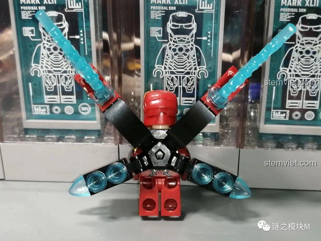 Minifigure Iron Man MK85 từ bộ lắp ráp LW Building Blocks 2038 Xe Tải Iron Man Di Động, nhìn từ phía sau với cánh.