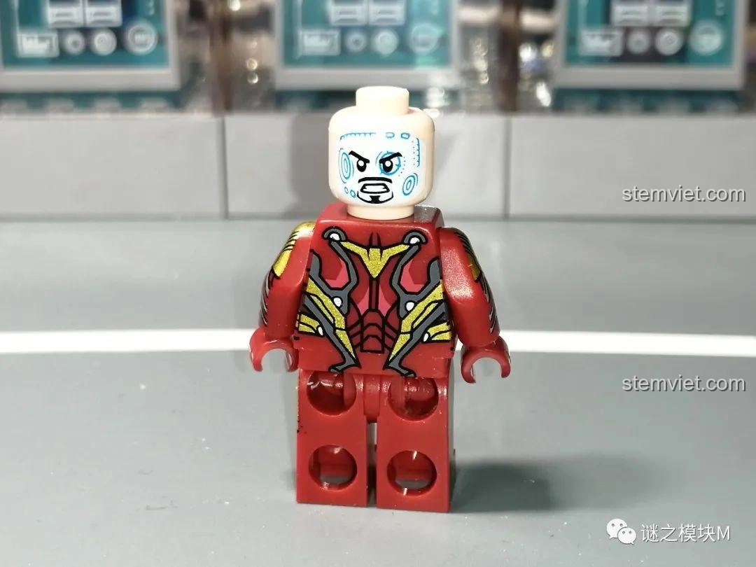 Minifigure Iron Man MK85 từ bộ lắp ráp LW Building Blocks 2038 Xe Tải Iron Man Di Động, nhìn từ phía sau.