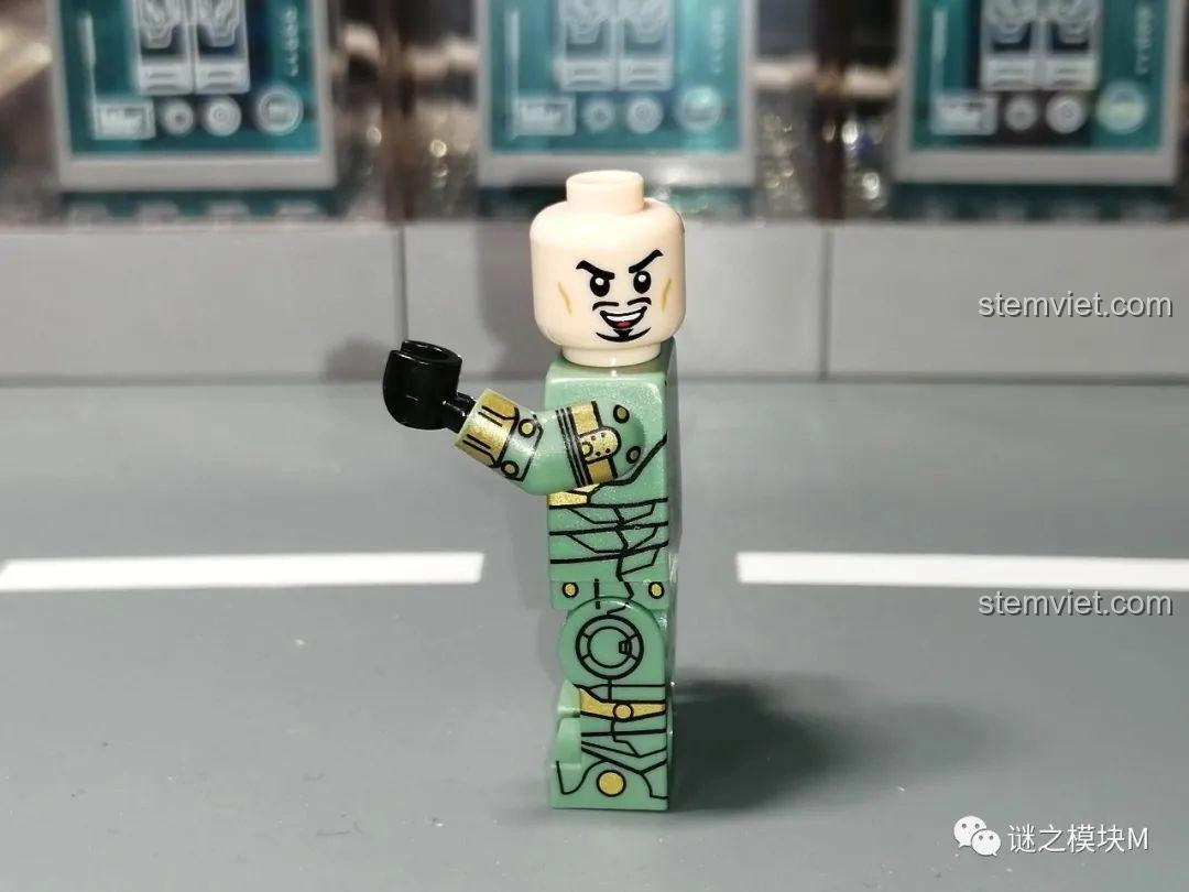 Minifigure Submersible Armor từ bộ lắp ráp LW Building Blocks 2038 Xe Tải Iron Man Di Động, nhìn từ bên cạnh.